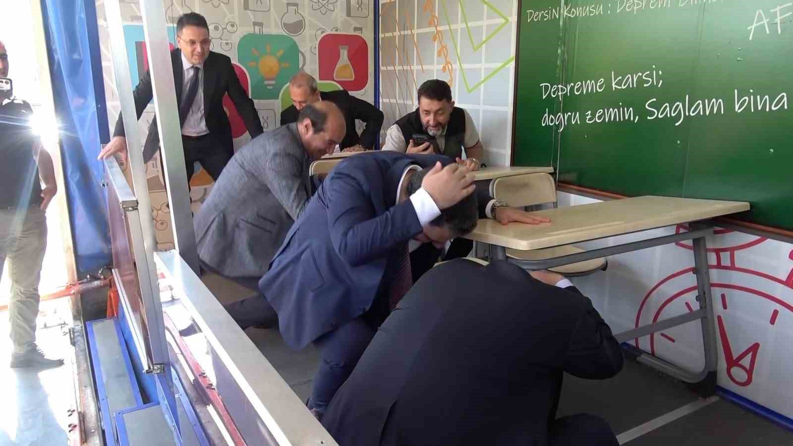 TATBİKATTA ’DEPREMİ BAŞLATIYORUZ’ DEDİ, DEPREME YAKALANDILAR