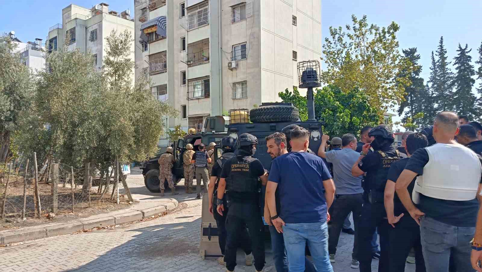 ADANA’DA KESİNLEŞMİŞ HAPİS CEZASI OLAN ŞAHIS ELİNDEKİ PATLAYICIYLA POLİSE DİRENİYOR