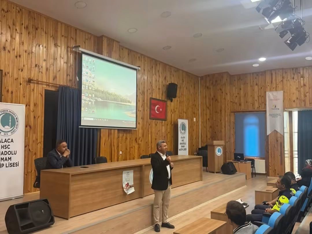 JANDARMA VE POLİS EKİPLERİNDEN OKUL SERVİSİ SÜRÜCÜLERİNE EĞİTİM