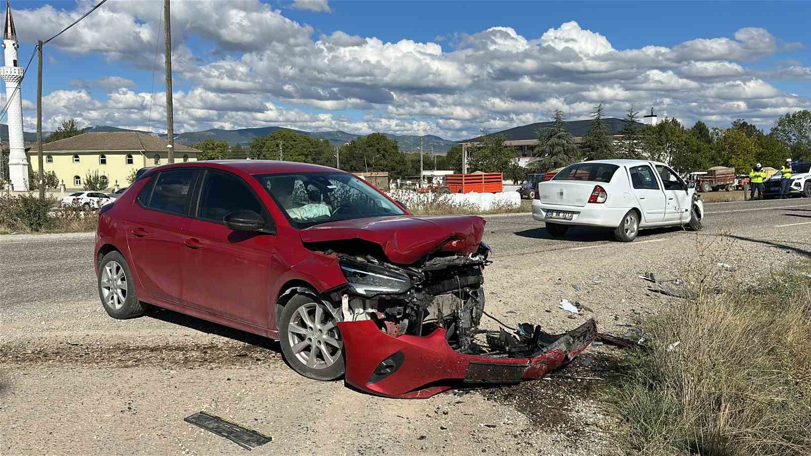 KASTAMONU’DA İKİ OTOMOBİL ÇARPIŞTI: 3 YARALI