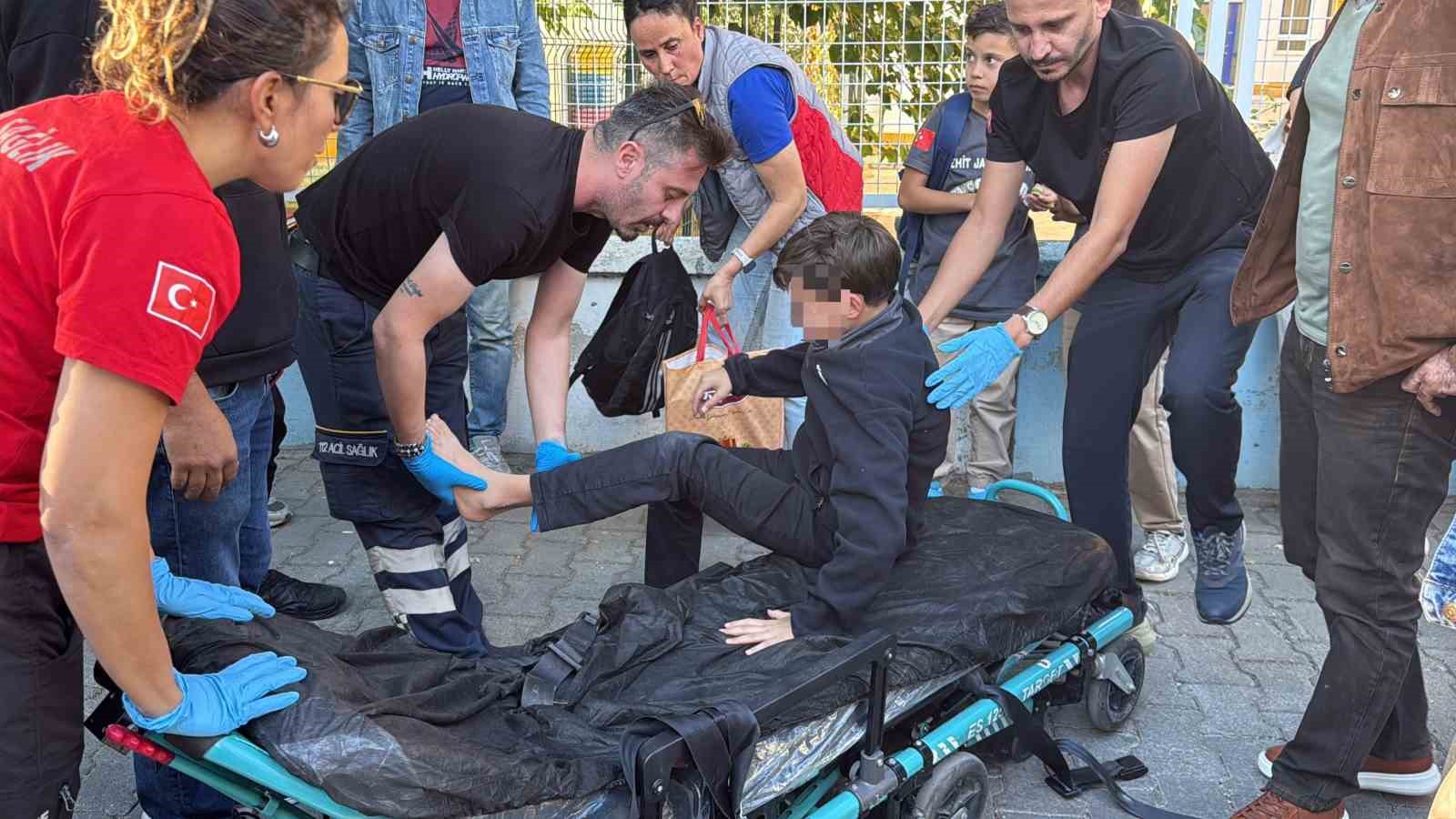 MENTEŞE’DE OKUL ÇIKIŞI ÖĞRENCİNİN AYAĞI OTOMOBİLİN ALTINDA KALDI