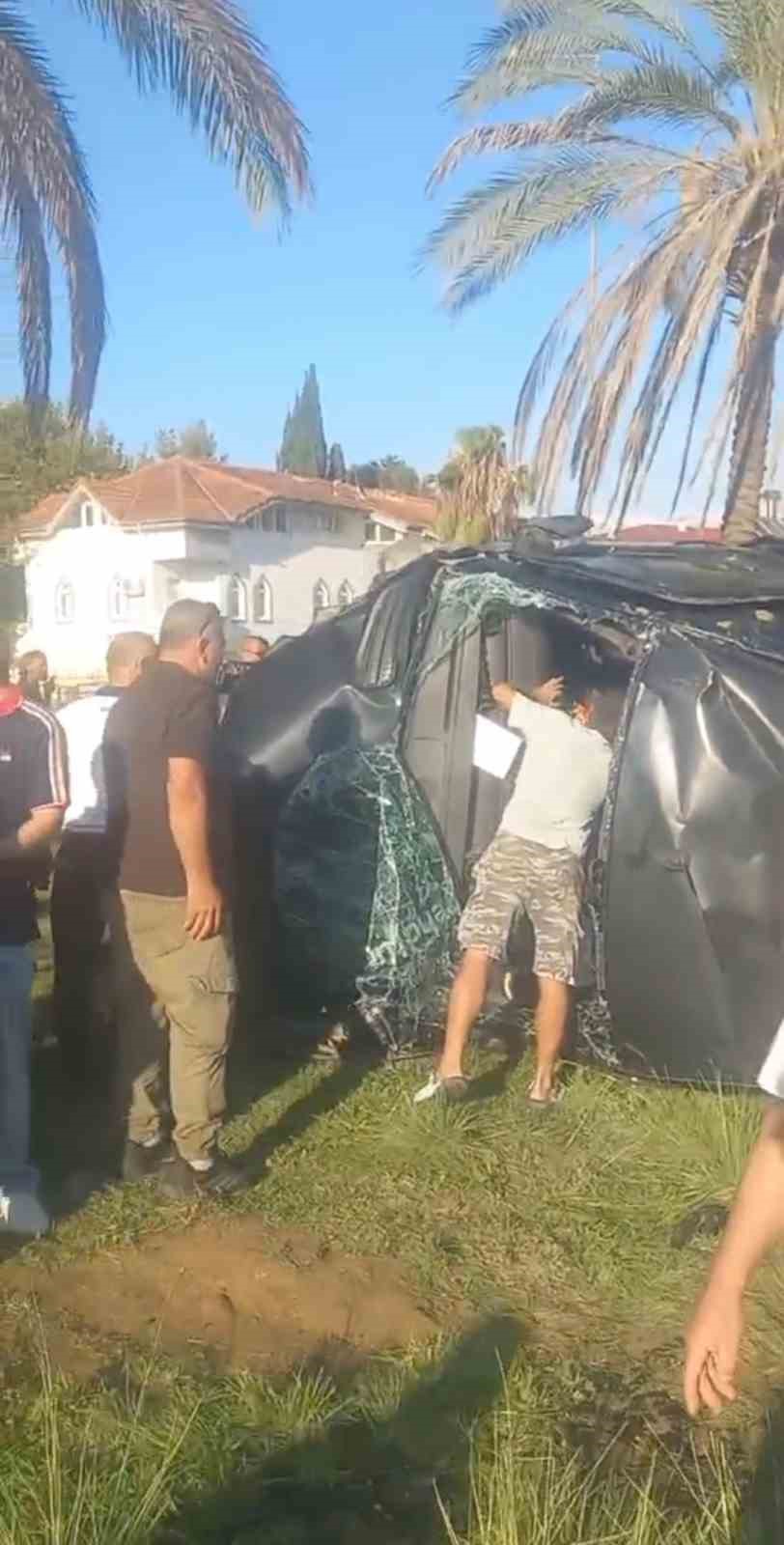 ANTALYA’DA TUR MİNİBÜSÜ, KAMYONET VE OTOMOBİL ÇARPIŞTI: 15’İ TURİST 17 YARALI