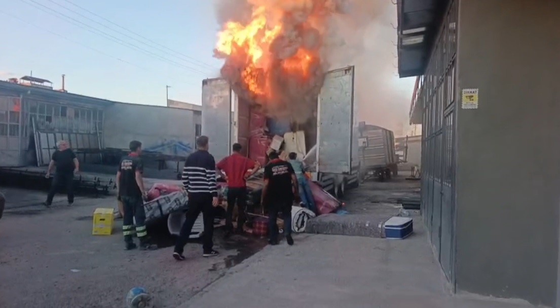 KARS’TA NAKLİYE KAMYONU ALEV ALEV YANDI: EV EŞYALARI KULLANILAMAZ HALE GELDİ
