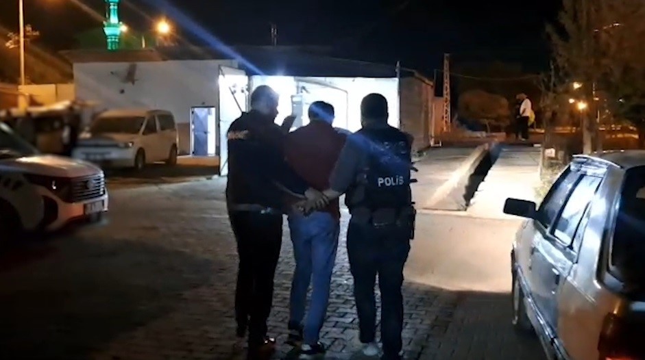 TATVAN’DA ARAÇTA 1 KİLO 700 GRAM SKUNK ELE GEÇİRİLDİ