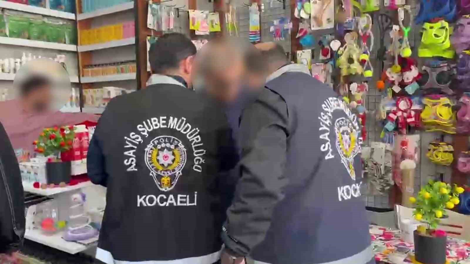 10 YILDIR ARANAN FİRARİ DÜKKANINDA YAKALANDI, KELEPÇEYE İTİRAZ ETTİ