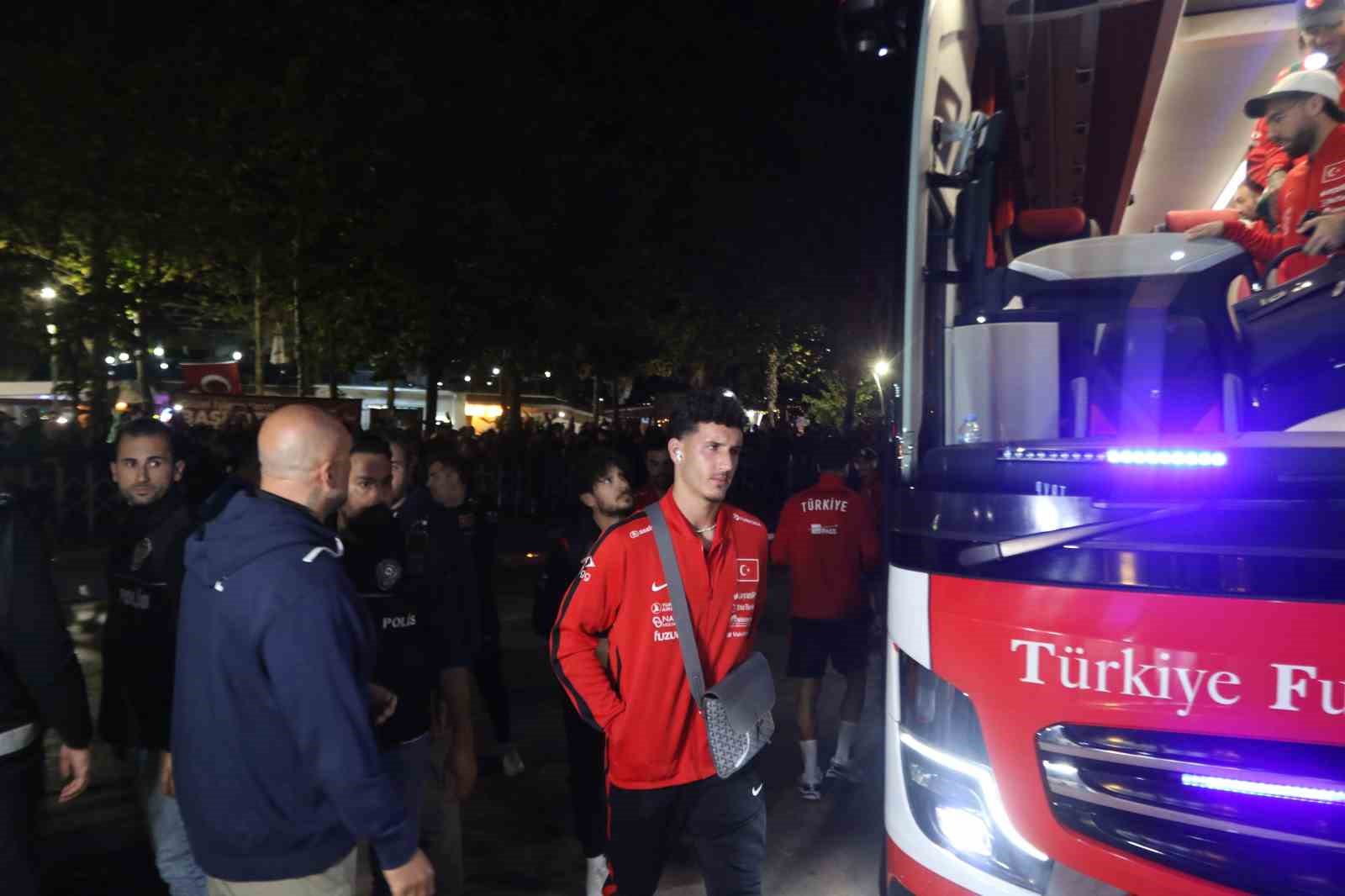 A MİLLİ FUTBOL TAKIMI’NI OTEL ÖNÜNDE YÜZLERCE TARAFTAR KARŞILADI