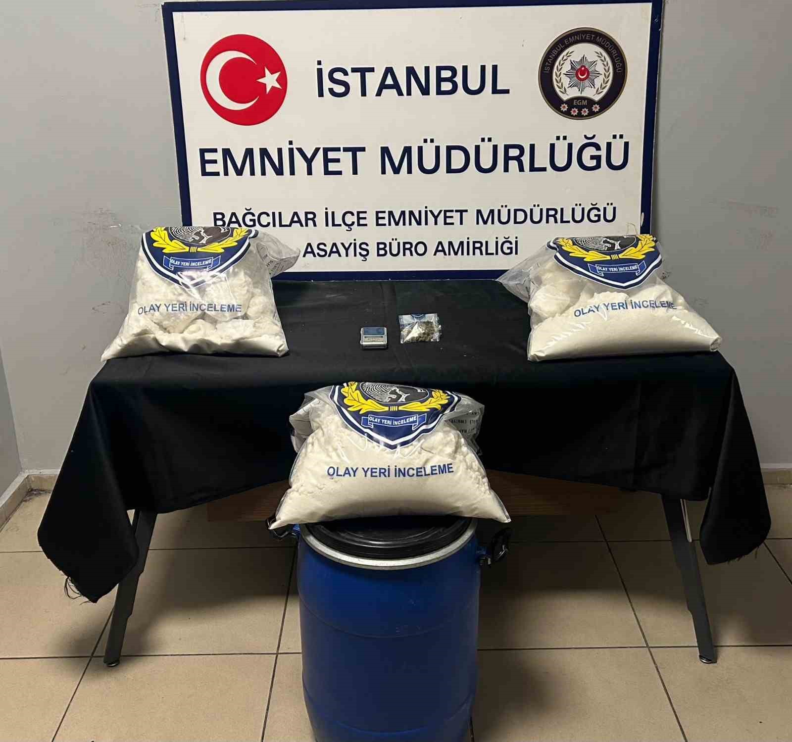 BAĞCILAR’DA UYUŞTURUCU İMALATHANESİNE BASKIN: 22 KİLO 970 GRAM UYUŞTURUCU ELE GEÇİRİLDİ