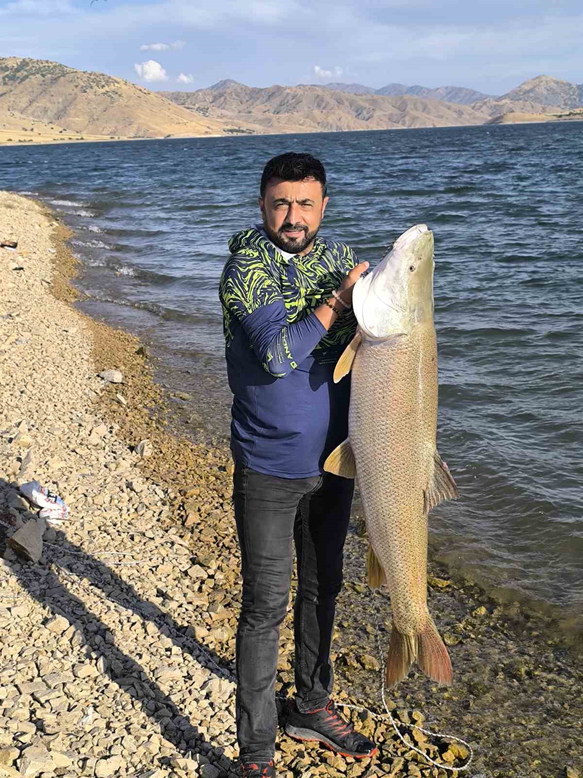 KEBAN BARAJ GÖLÜ’NDE 30 KİLOLUK DEV TURNA BALIĞI