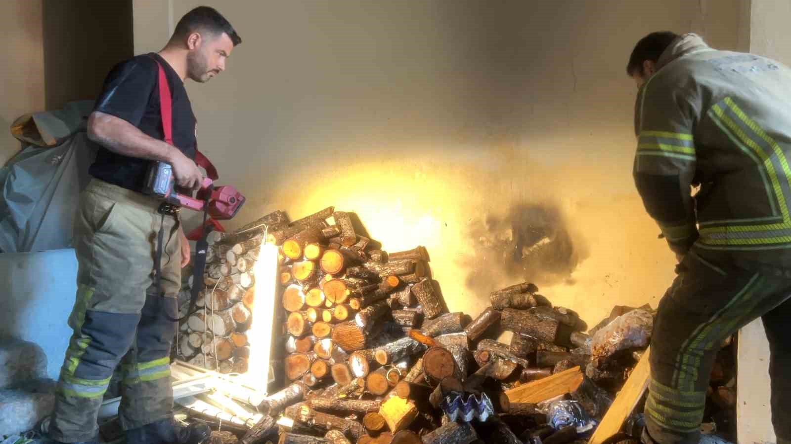 GARAJDAKİ ODUNLAR TUTUŞTU, YANGIN BÜYÜMEDEN KONTROL ALTINA ALINDI