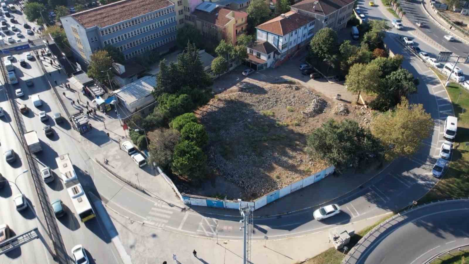 AVCILAR’DA 2019 DEPREMİNDE HASAR ALDIĞI GEREKÇESİYLE İBB TARAFINDAN YIKTIRILAN HACI AHMET TÜKENMEZ CAMİİ 7 YILDIR YAPILMADI
