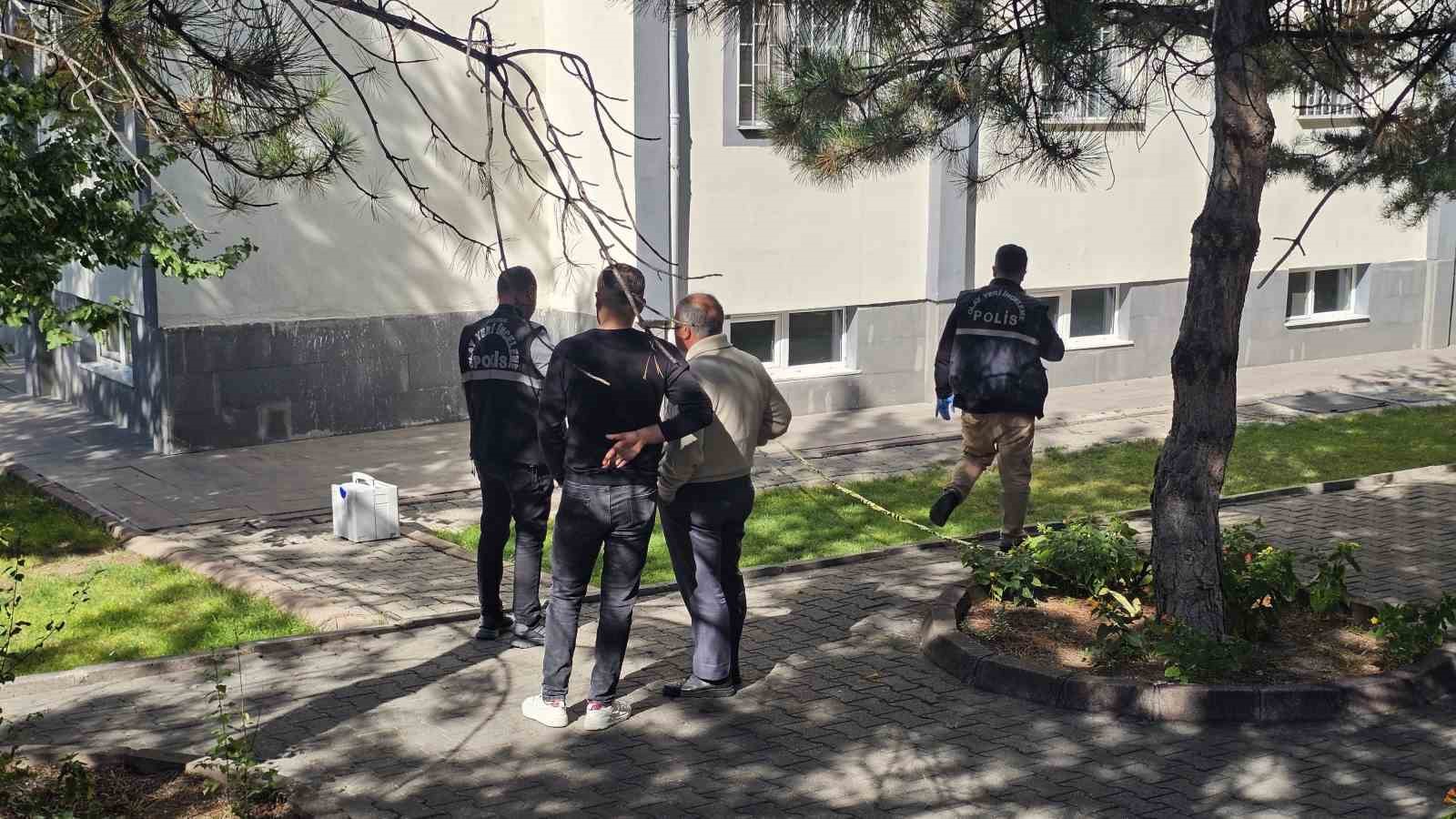 KAYSERİ’DE 3. KATTAN DÜŞEN GENÇ KIZ AĞIR YARALANDI
