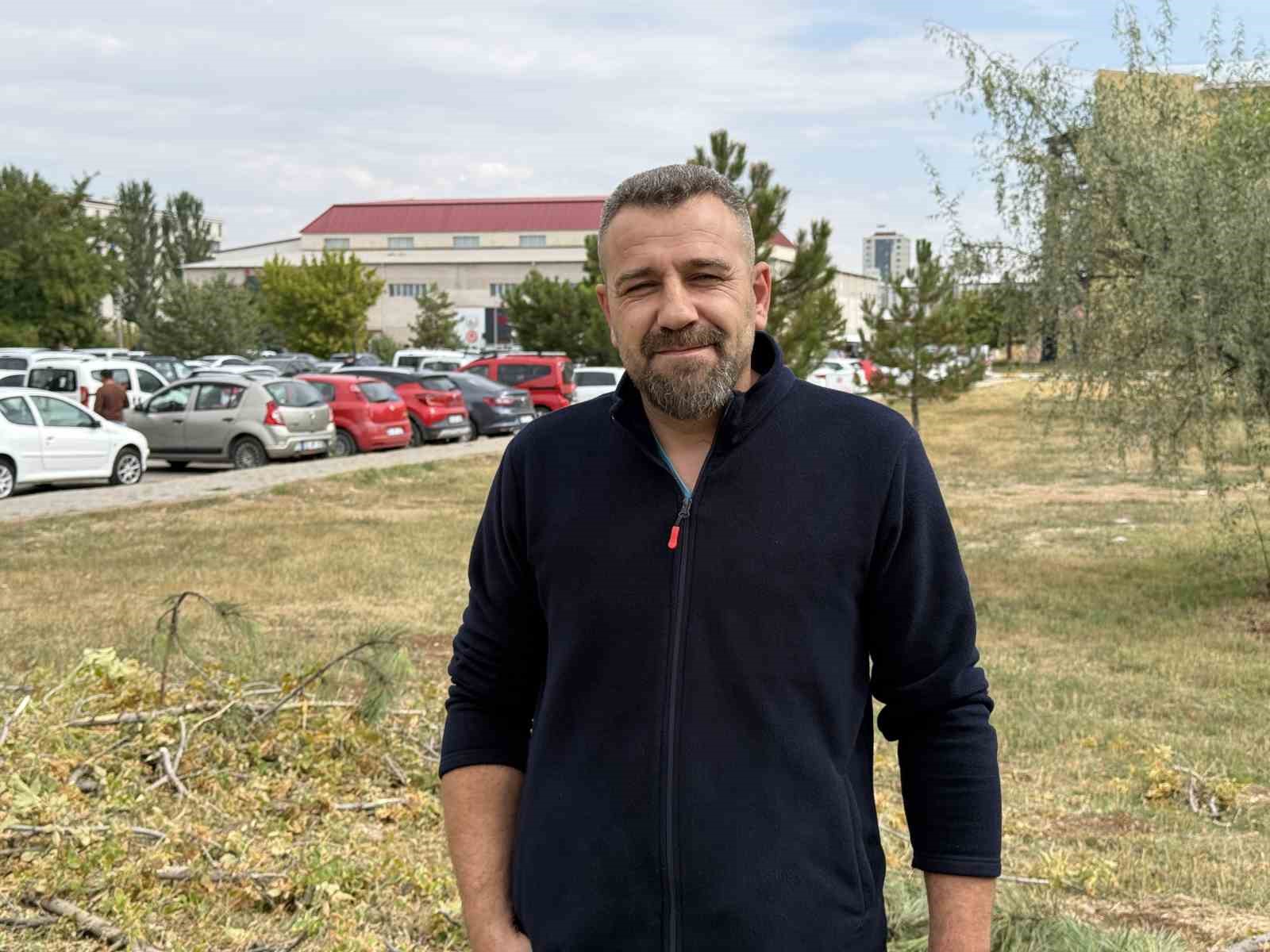 BAHÇESİNDE SÜRÜNEN YILANI FARK ETTİ, KORKUSUZCA ELİNE ALIP SEVDİ