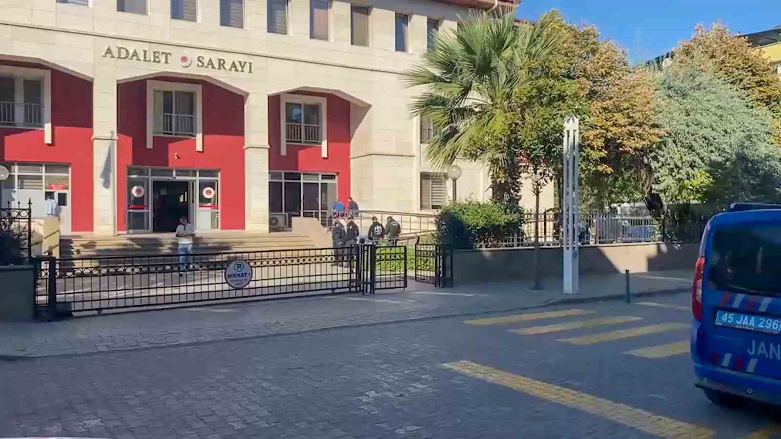 MANİSA’DA 11 ÖĞRENCİNİN YARALANDIĞI SİLAHLI SALDIRIDA 10 ŞÜPHELİ ADLİYEYE SEVK EDİLDİ
