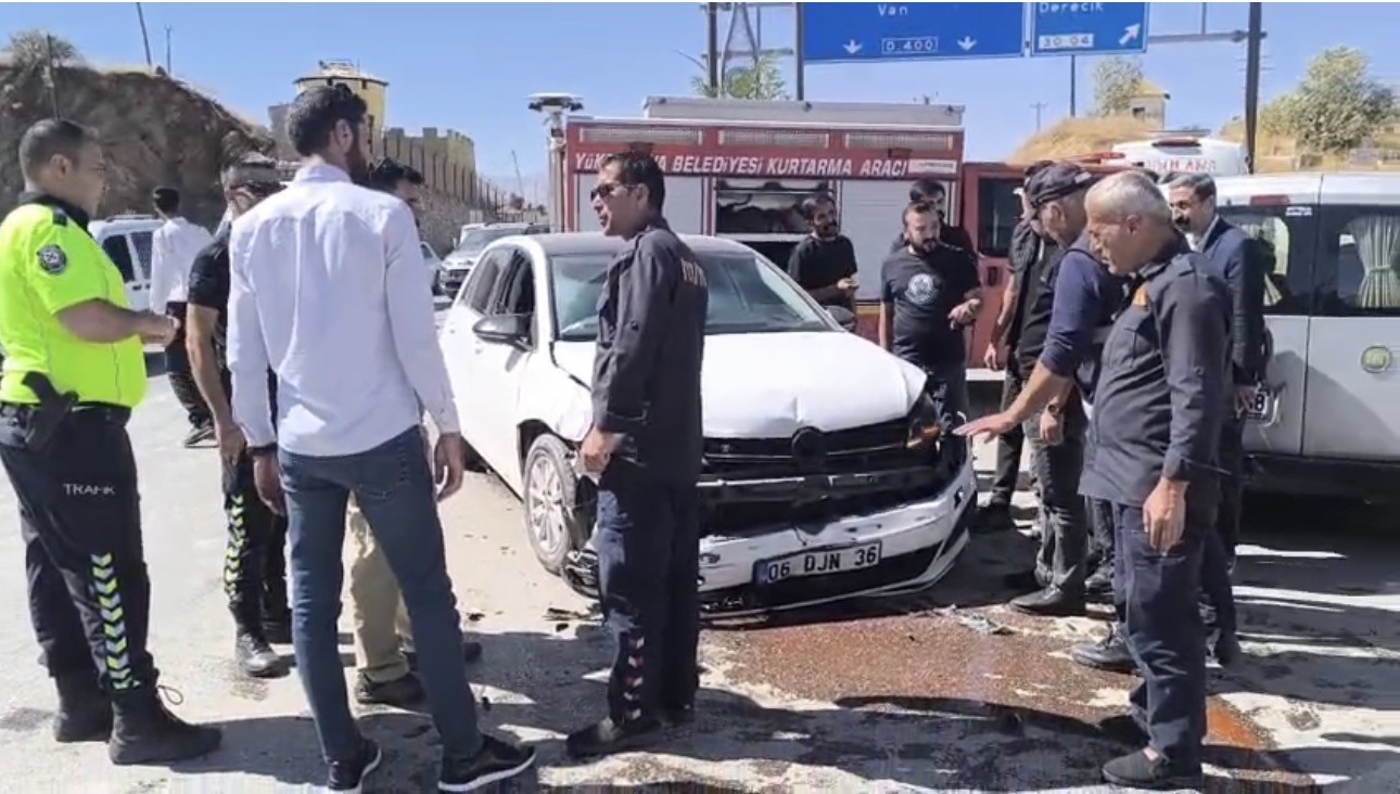YÜKSEKOVA’DA TRAFİK KAZASI: 2 YARALI