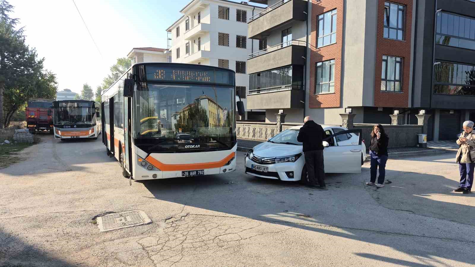 ESKİŞEHİR’DE BELEDİYE OTOBÜSÜ İLE OTOMOBİL ÇARPIŞTI: 2 ÖĞRENCİ YARALANDI