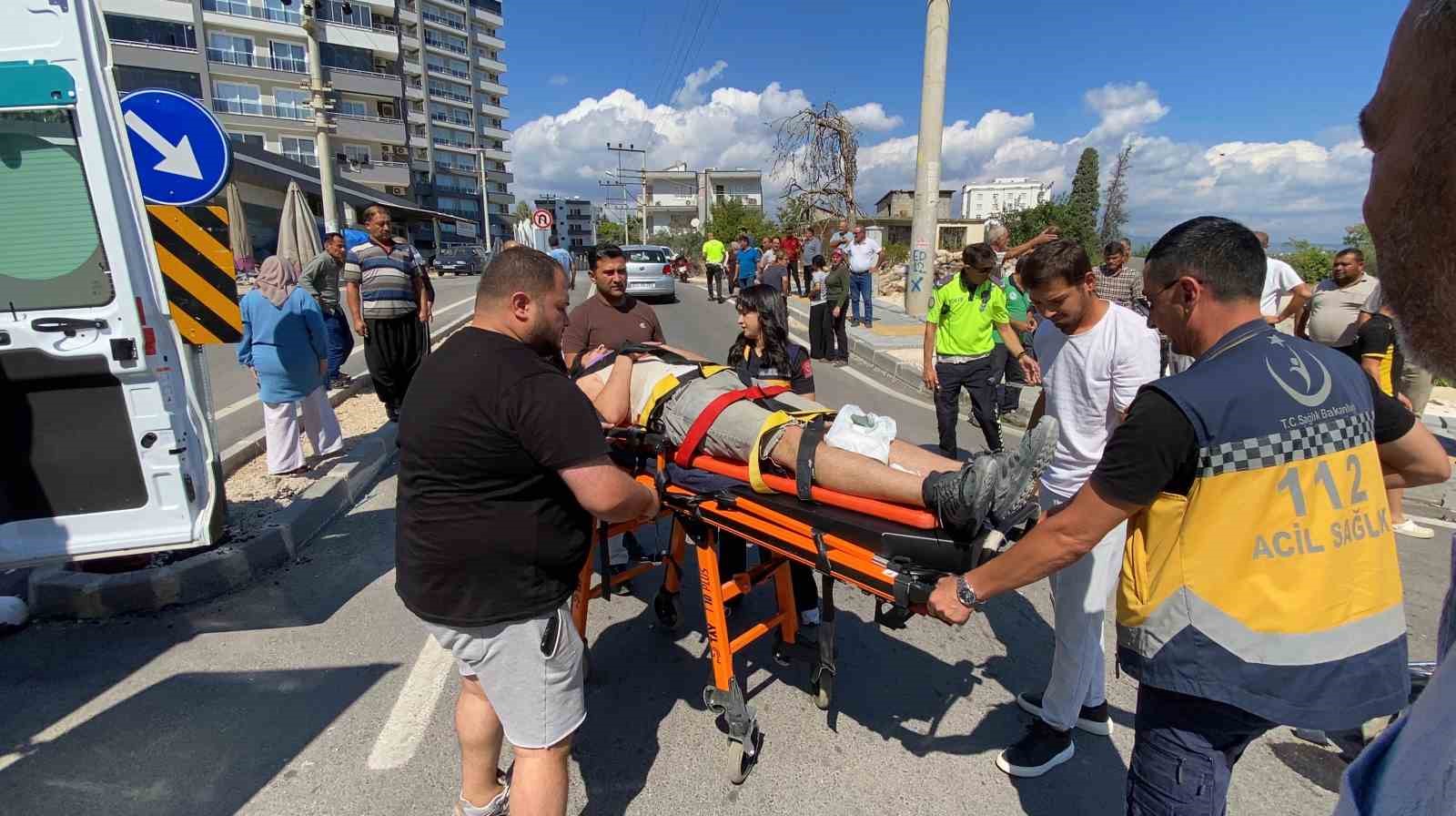 MOTOSİKLET KAVŞAKTA DÖNÜŞ YAPAN OTOMOBİLLE ÇARPIŞTI: 2 YARALI