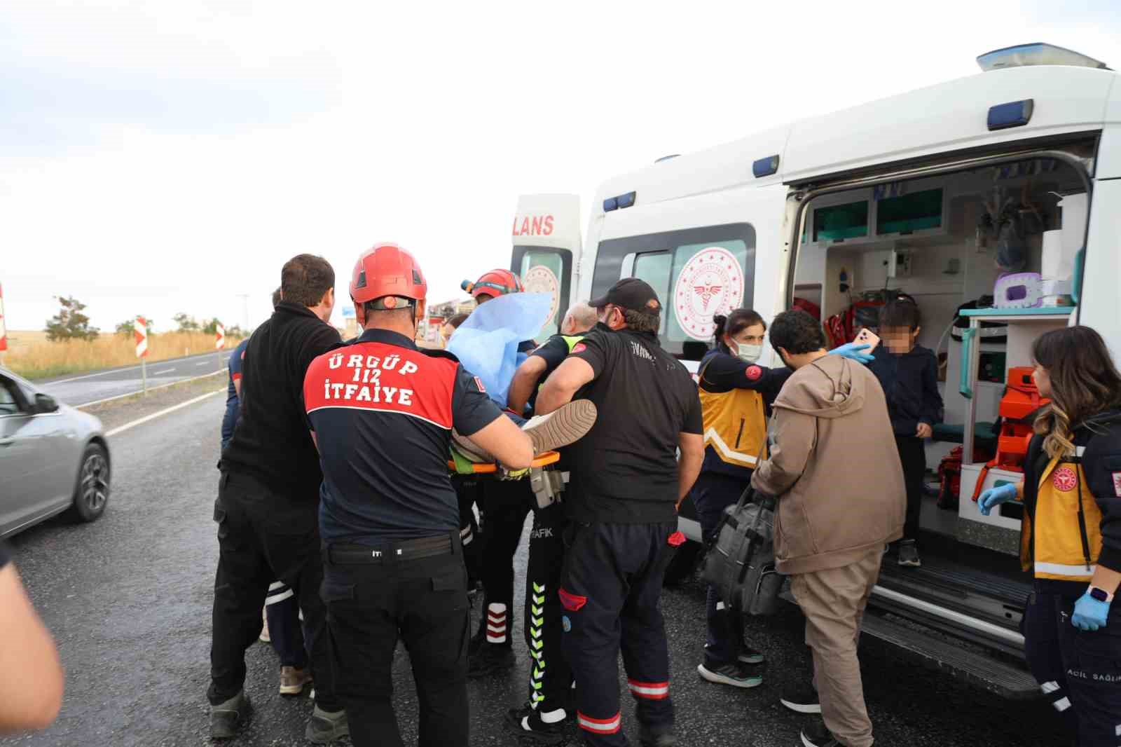 NEVŞEHİR’DE OTOMOBİL ÖNÜNDE SEYREDEN ARACA ÇARPTI: 6 YARALI