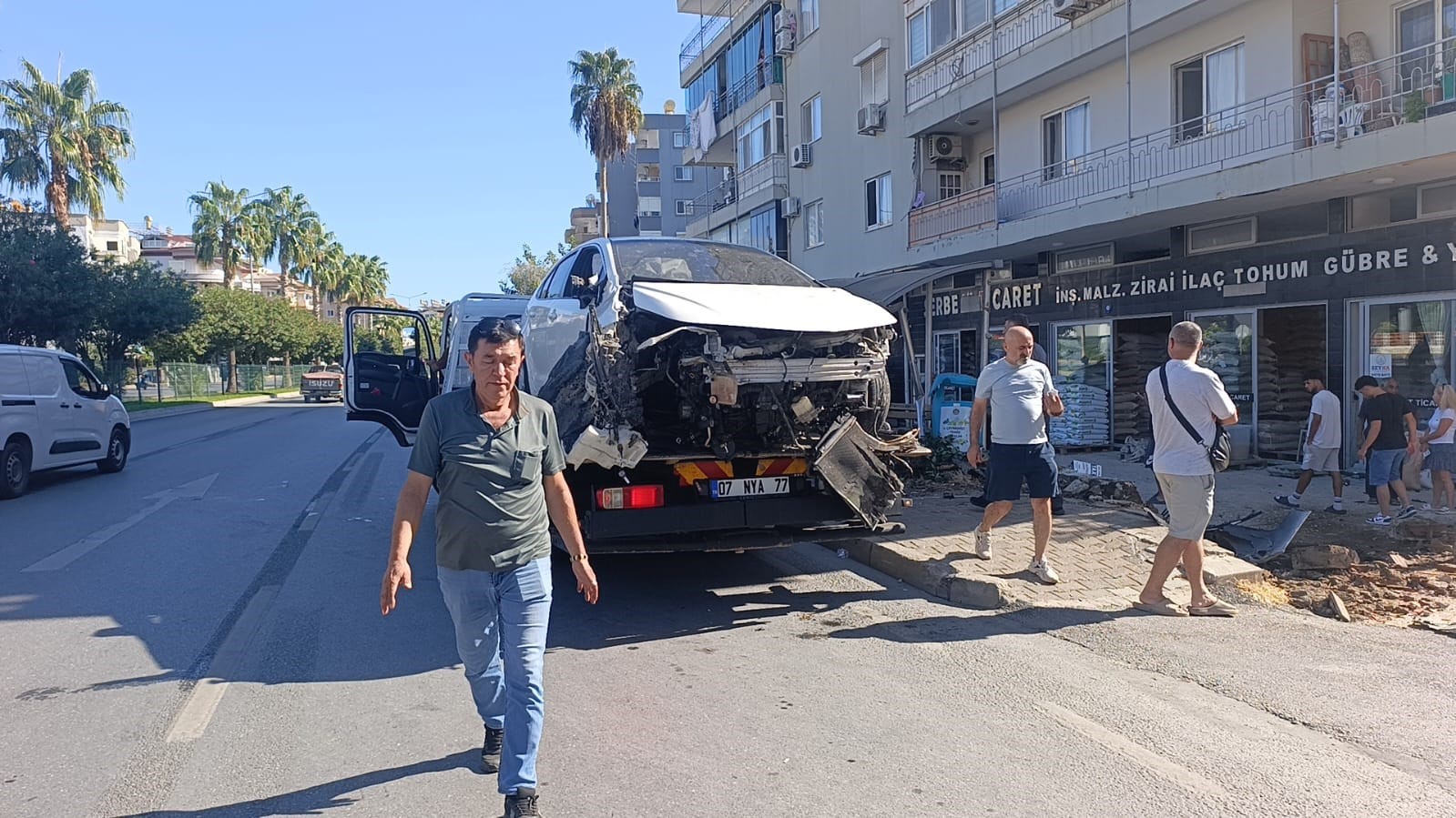 ANTALYA’DA OTOMOBİL ÖNCE YAYAYA ÇARPTI ARDINDAN OTOBÜS DURAĞINA DALDI: 3 YARALI