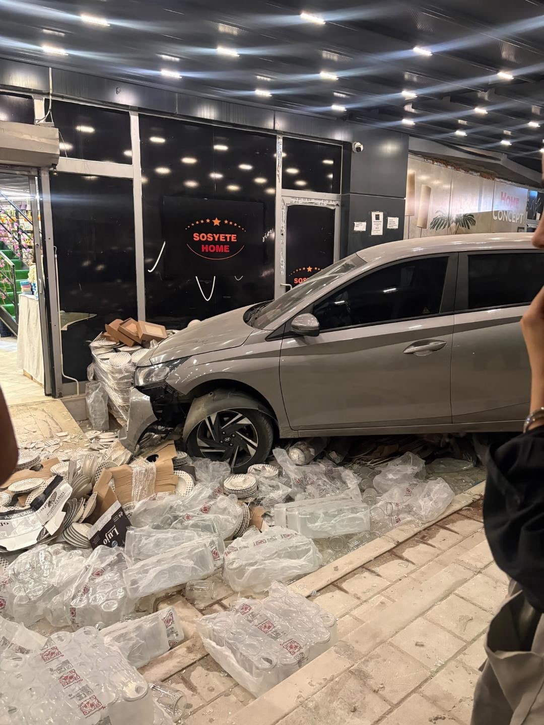 ADANA’DA KONTROLDEN ÇIKAN İKİ OTOMOBİL PEŞ PEŞE MAĞAZAYA GİRDİ: 2 YARALI
