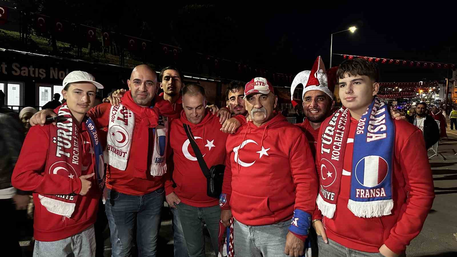MİLLİ MAÇ İÇİN STADYUMA AKIN EDEN BİNLERCE VATANDAŞ RENKLİ GÖRÜNTÜLER OLUŞTURDU