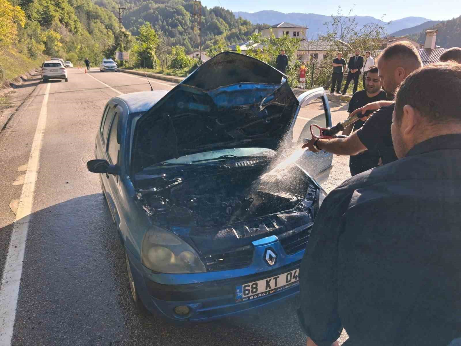 KASTAMONU’DA SEYİR HALİNDEKİ OTOMOBİLDE ÇIKAN YANGINI İTFAİYE SÖNDÜRDÜ