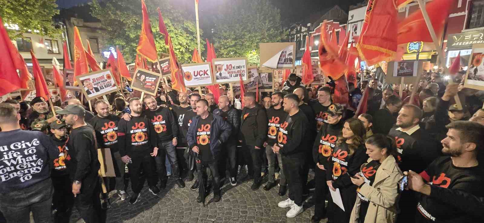 KOSOVA’DA ÖZEL MAHKEME’NİN ESKİ CUMHURBAŞKANI THAÇİ’YE HAPİS CEZASI KARARI PROTESTO EDİLDİ