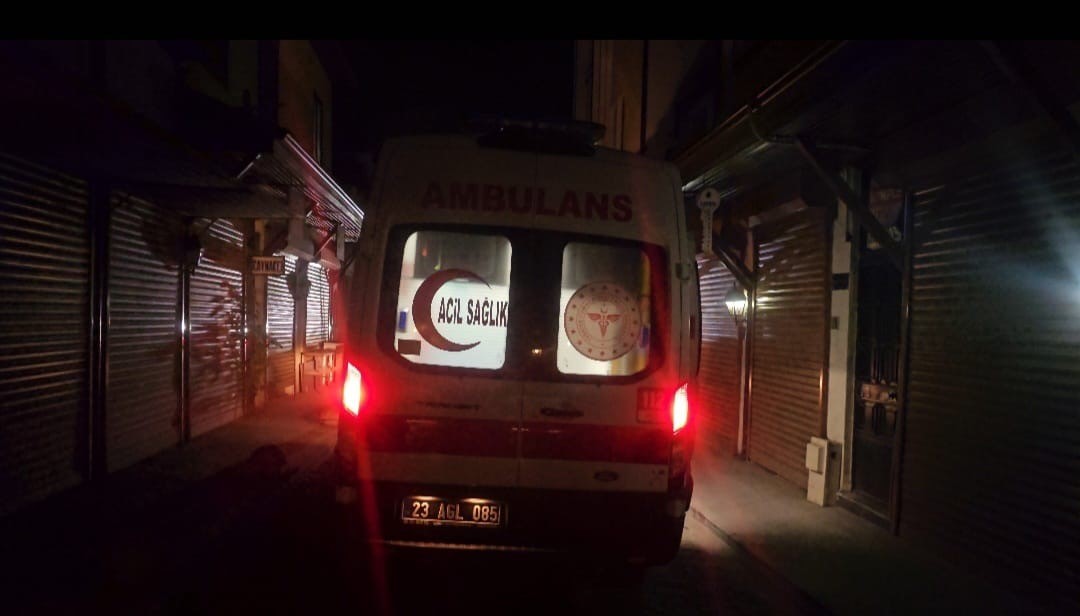 ELAZIĞ’DA BIÇAKLI KAVGA: 2 YARALI