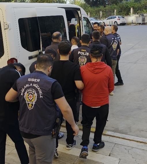 MANİSA’DA NİTELİKLİ DOLANDIRICILIK SORUŞTURMASINDA 14 ŞÜPHELİ TUTUKLANDI