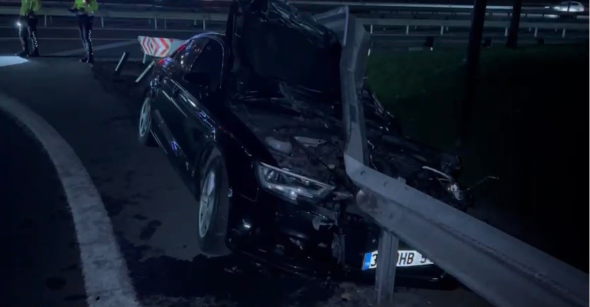 BAHÇELİEVLER’DE VİRAJI ALAMAYAN OTOMOBİL BARİYERE ÇARPTI: 1 YARALI