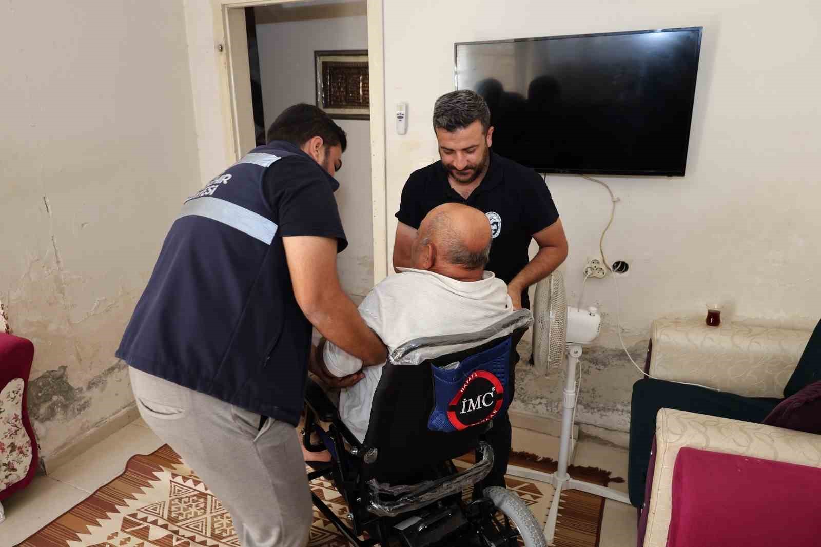HBB’ DEN REYHANLI’DA YAŞAYAN ENGELLİ VATANDAŞA AKÜLÜ TEKERLEKLİ SANDALYE DESTEĞİ