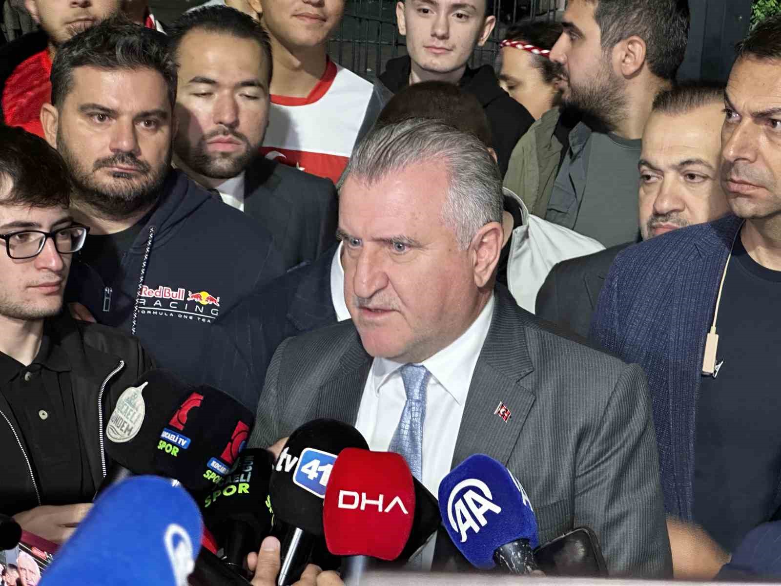 GENÇLİK VE SPOR BAKANI BAK, TÜRKİYE-FRANSA MAÇINI DEĞERLENDİRDİ