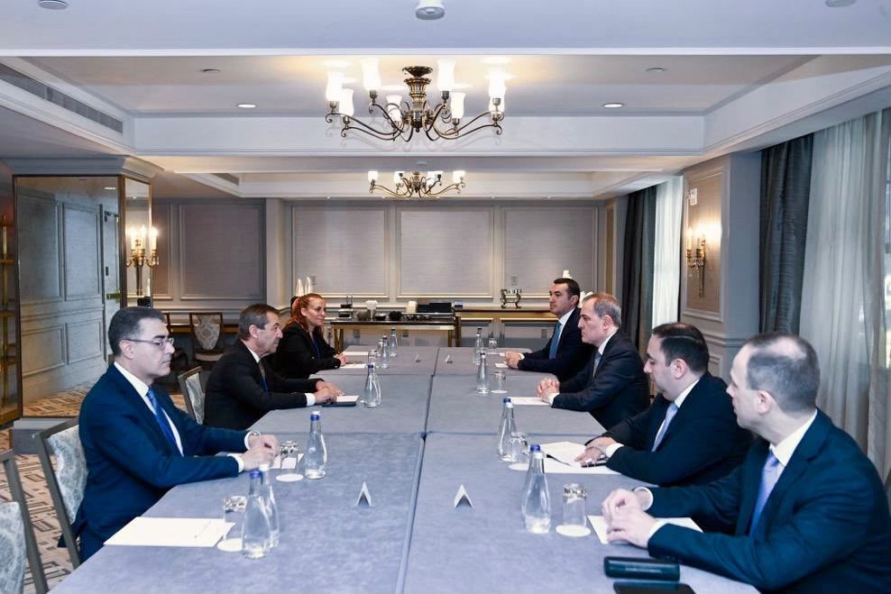 KKTC DIŞİŞLERİ BAKANI ERTUĞRULOĞLU, AZERBAYCANLI MEVKİDAŞI BAYRAMOV İLE GÖRÜŞTÜ