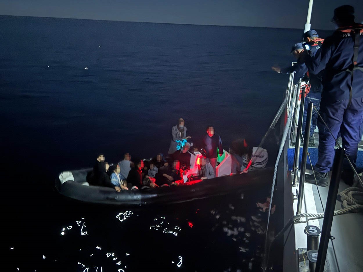 ÇANAKKALE’DE ARIZALANAN LASTİK BOTLA SÜRÜKLENEN 14 KAÇAK GÖÇMEN KURTARILDI