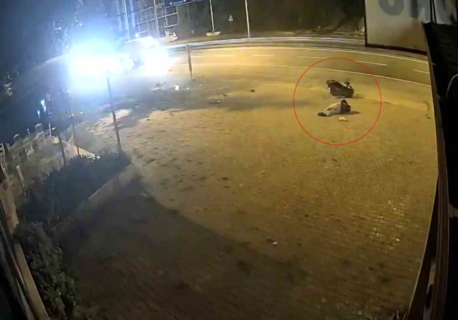 MOTOSİKLET SÜRÜCÜSÜ TRAFİK LEVHASINA ÇARPTI
