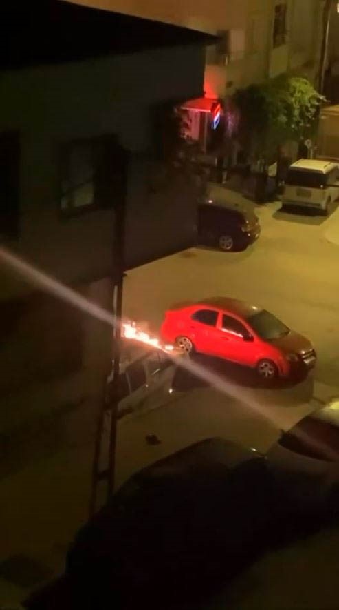 ESENYURT’TA HARAÇ VERMEYİNCE OTO GALERİYİ KUNDAKLADILAR