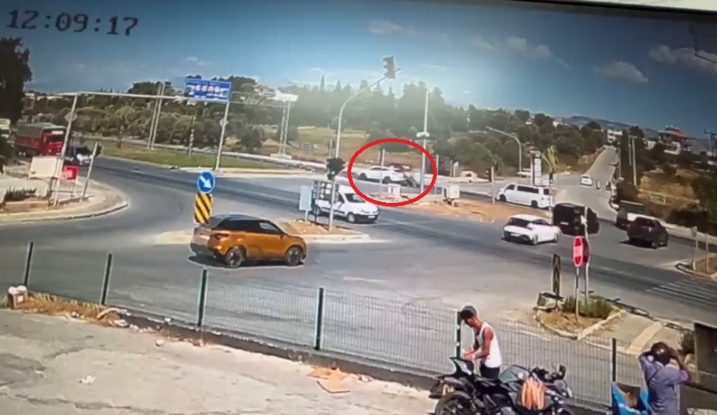 KIRMIZI IŞIKTA GEÇEN ARACA MOTOSİKLETİN ÇARPMA ANI KAMERADA: 2 YARALI