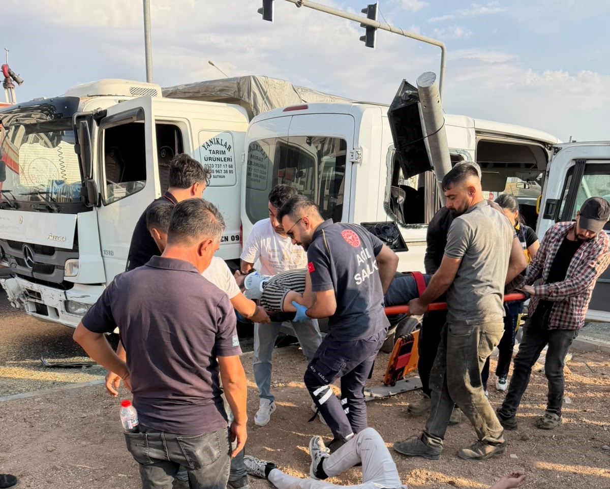 BUĞDAY YÜKLÜ KAMYON İLE MİNİBÜS ÇARPIŞTI: 6 YARALI