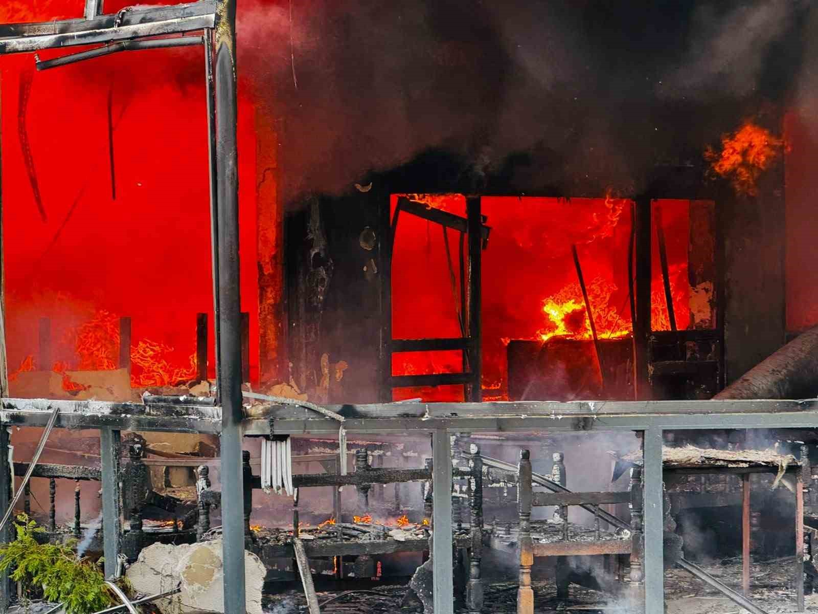 SAKARYA’DA RESTORAN ALEVLERE TESLİM OLDU, ÇOK SAYIDA EKİP SEVK EDİLDİ