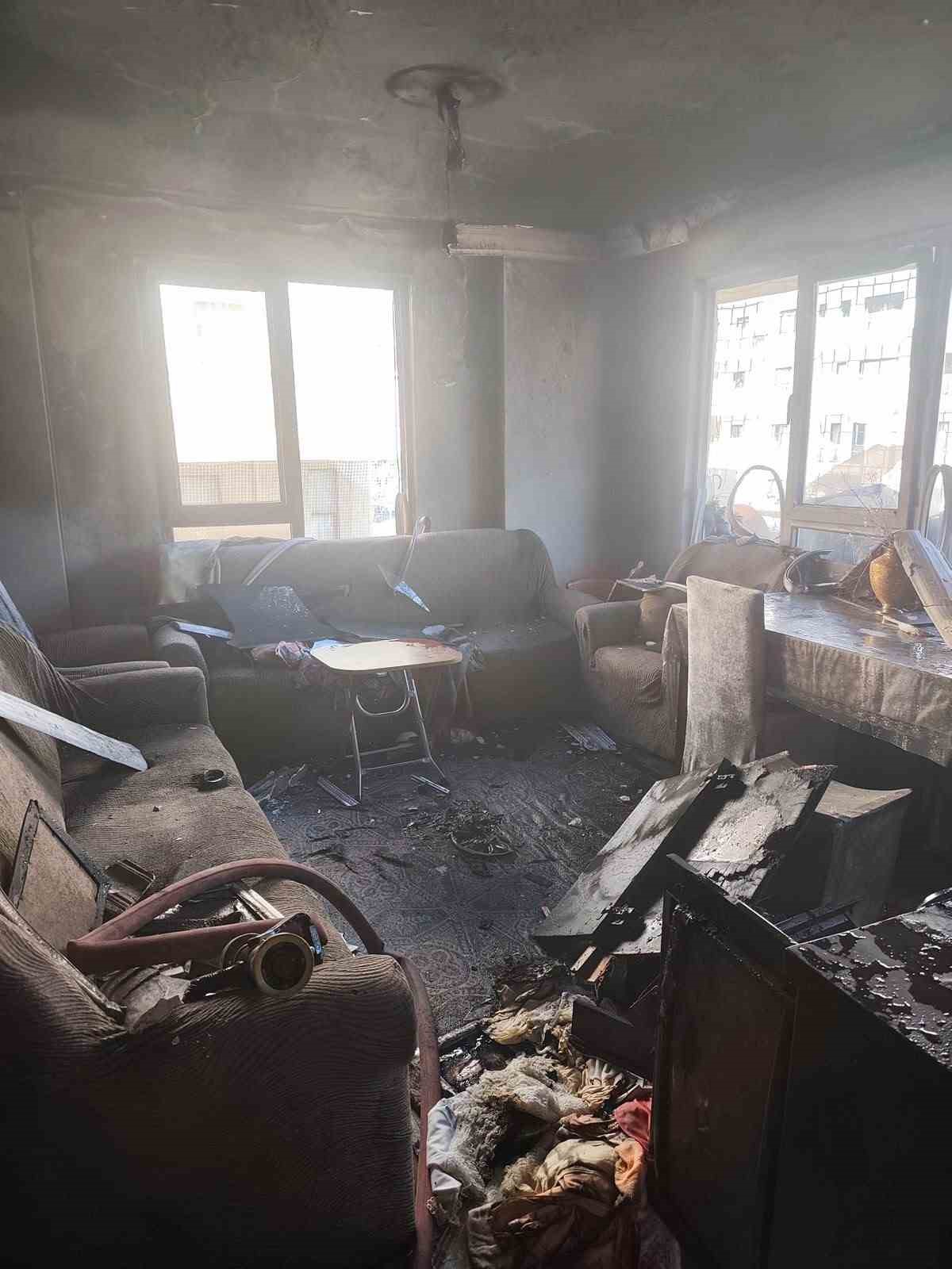 ALANYA’DA APARTMAN DAİRESİNDE ÇIKAN YANGIN SÖNDÜRÜLDÜ