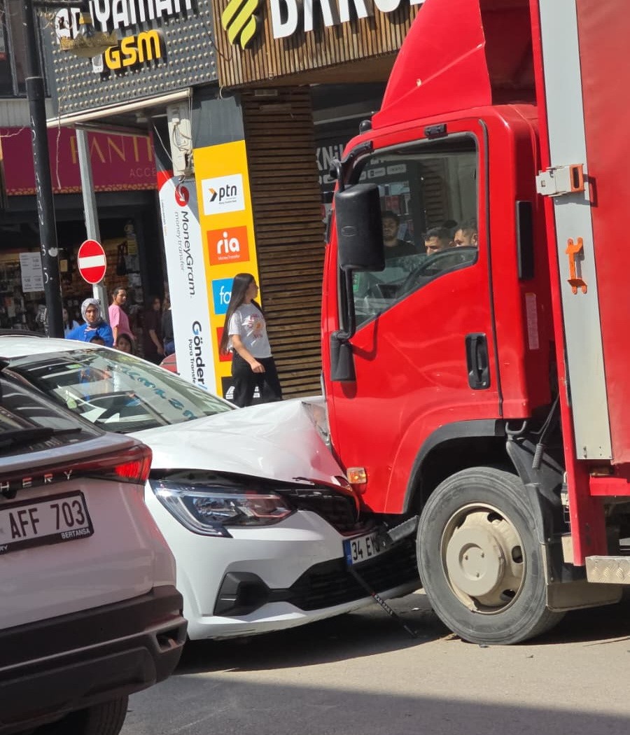 OTOMOBİL PARK HALİNDEKİ KAMYONETE ÇARPTI: 1 YARALI