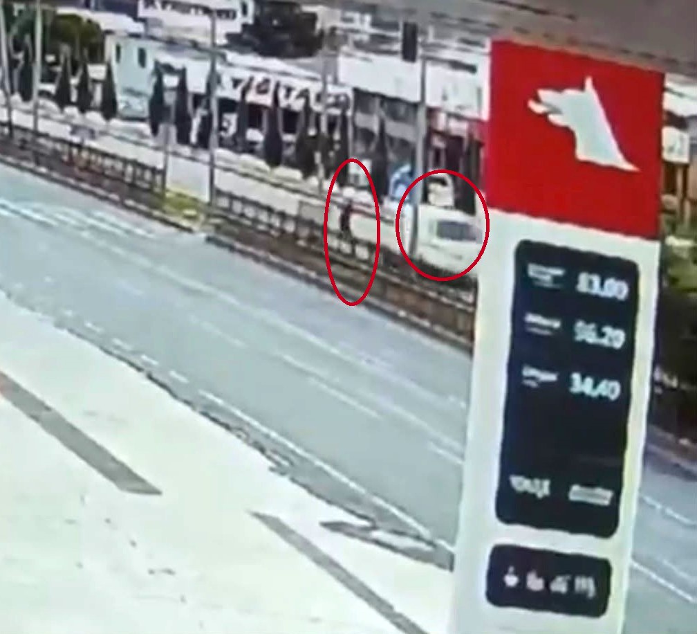 DİYARBAKIR’DA YAYA GEÇİDİNDEN GEÇMEYE ÇALIŞAN ŞAHSIN ÖLÜMDEN DÖNDÜĞÜ ANLAR KAMERADA