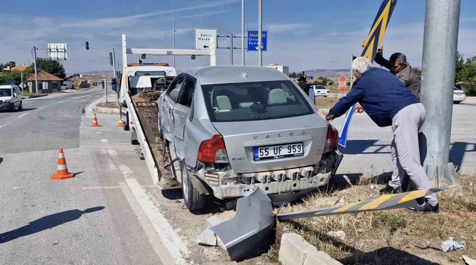 KIRMIZI IŞIKTA DURMADI, İKİ OTOMOBİLE ÇARPTI: EHLİYETİNE 2 AY EL KONULDU