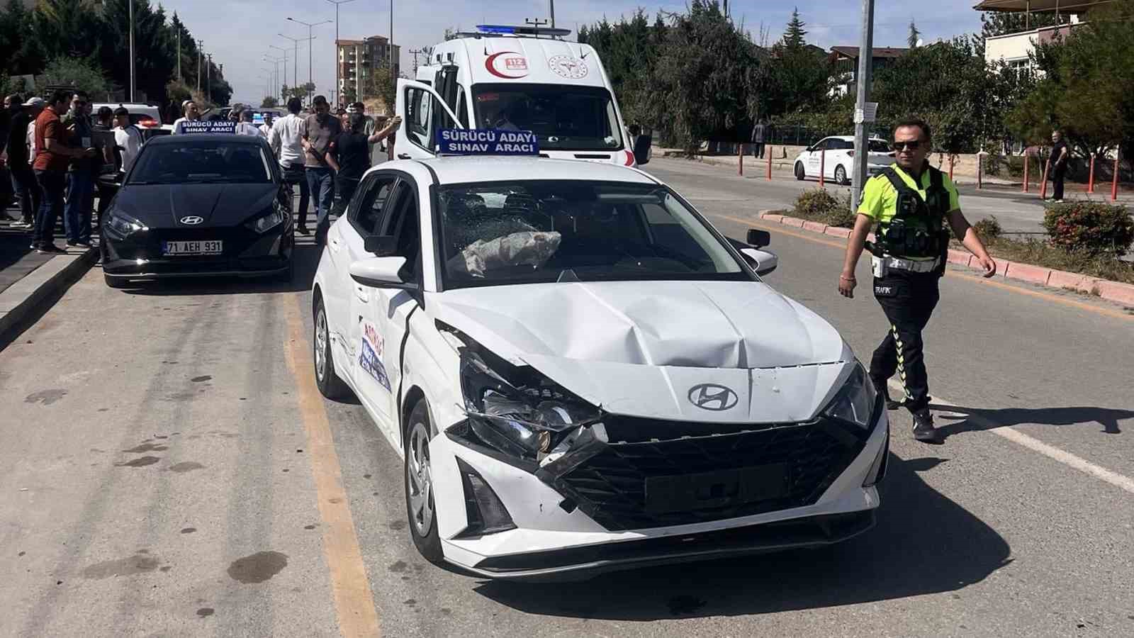 14 YAŞINDA DİREKSİYON BAŞINA GEÇTİ, EHLİYET SINAVINDAKİ ARAÇLA ÇARPIŞTI: 4 YARALI