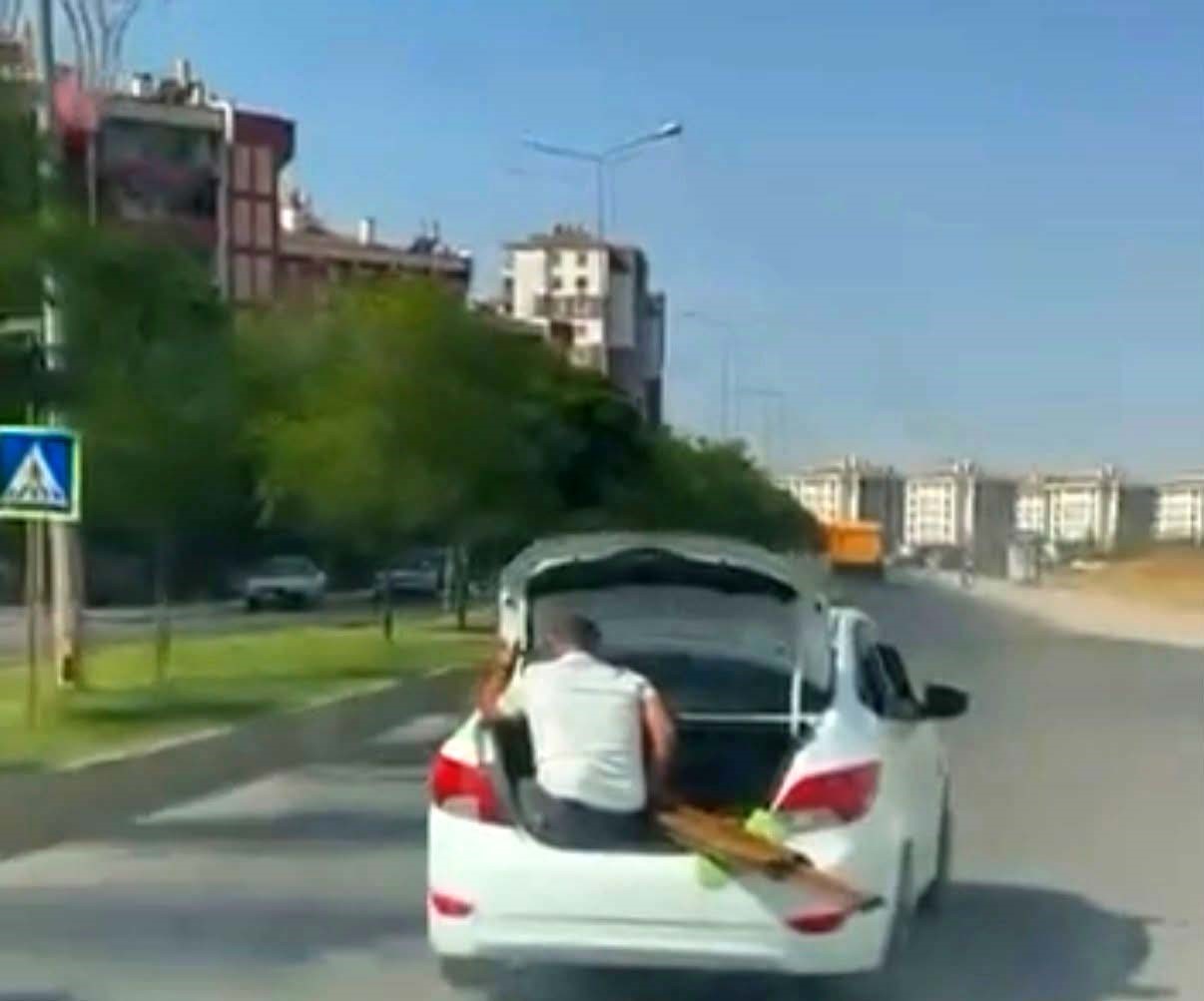 DİYARBAKIR’DA TEHLİKELİ YOLCULUKLAR KAMERADA: BİRİ BAGAJ GİRDİ, DİĞERİ BAGAJ KAPISINDA OTURUP İLERLEDİ