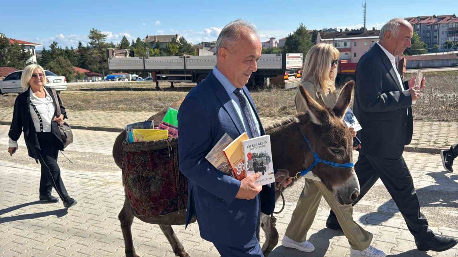 EŞEĞİYLE KİTAP TAŞIYOR, KÖY ÇOCUKLARININ HAYALLERİNE IŞIK OLUYOR