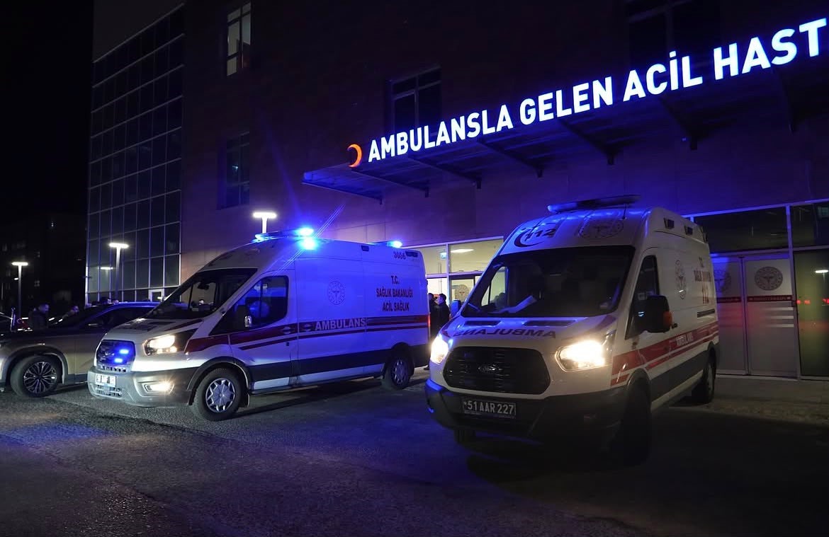 NİĞDE’DE TIR İLE HAFİF TİCARİ ARAÇ KAFA KAFAYA ÇARPIŞTI: 2 ÖLÜ, 1 YARALI