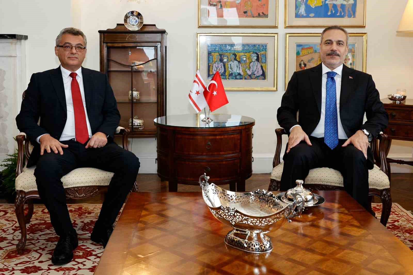 BAKAN FİDAN, KKTC CUMHURBAŞKANI ERHÜRMAN VE DIŞİŞLERİ BAKANI ERTUĞRULOĞLU İLE BİR ARAYA GELDİ