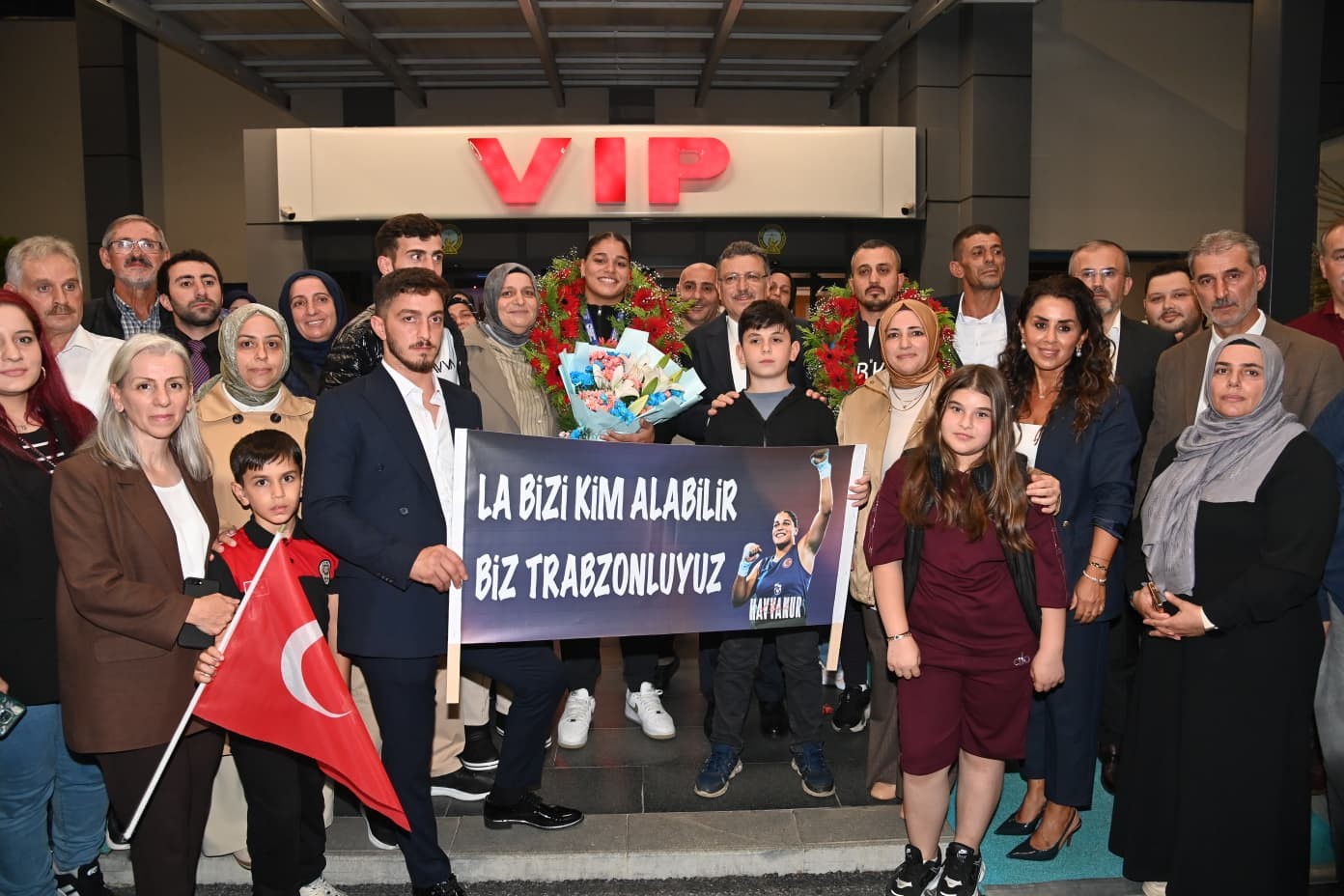 AVRUPA ŞAMPİYONU BOKSÖR HAVVANUR KETHÜDA’YA MEMLEKETİ TRABZON’DA COŞKULU KARŞILAMA