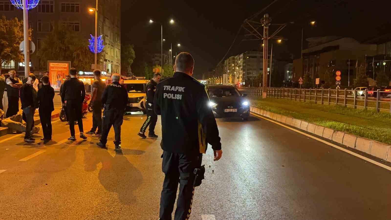 KAYSERİ’DE MOTOSİKLET YOLUN KARŞISINA GEÇMEYE ÇALIŞAN ÇOCUĞA ÇARPTI: 2’Sİ AĞIR, 3 YARALI
