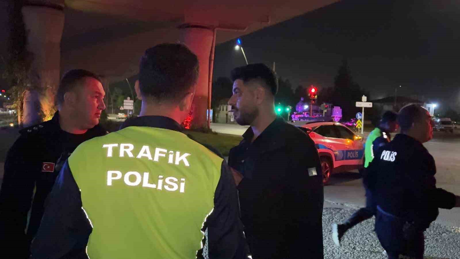 ‘DUR’ İHTARINA UYMAYARAK GÖZDEN KAYBOLAN SÜRÜCÜ KAZA YAPMIŞ HALDE YAKALANDI: 2 YARALI